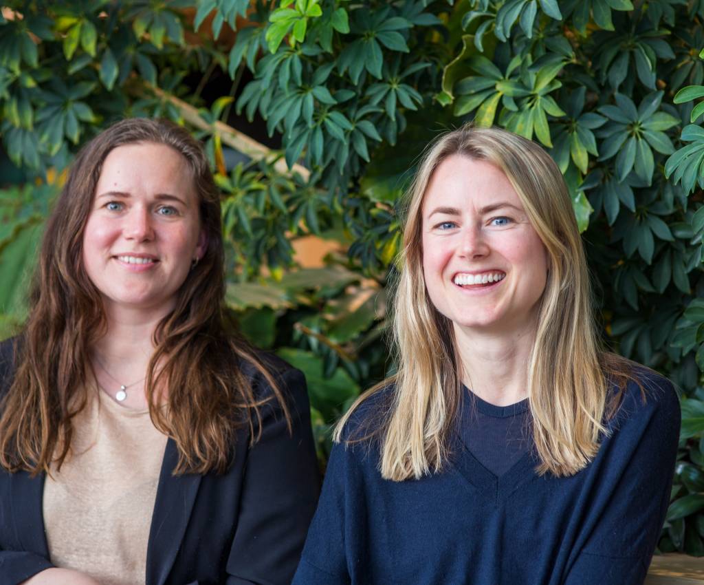 Karoline Veum Solberg (t.v.) og Emilie Marley er nye miljørådgivere i Entra. De skal hjelpe eiendomsselskapet med å redusere utslipp av klimagasser betraktelig innen 2030.