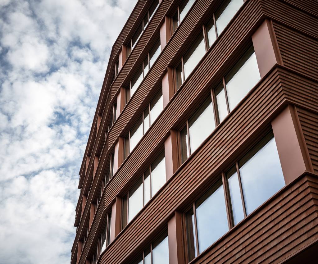 For ett år siden var dette en bortgjemt parkeringsplass. Nå huser skolen inntil 300 elever og lærere midt i Sandvika sentrum.