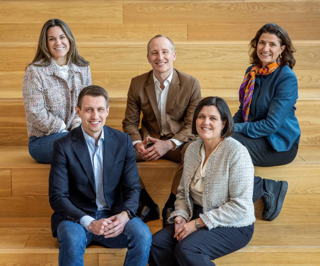 Entra går inn som ny partner til Oslo Business Forum. Bak f.v.: Carine Blyverket - direktør for eiendomsforvaltning og forretningsutvikling i Entra, Aleksander Moberg - Business Development Manager i OBF og Sonja Horn - administrerende direkør i Entra. Foran f.v.: Marius Wang - Co-Founder OBF og Kristine Hilberg Tunstad, direktør for HR og organisasjon i Entra.