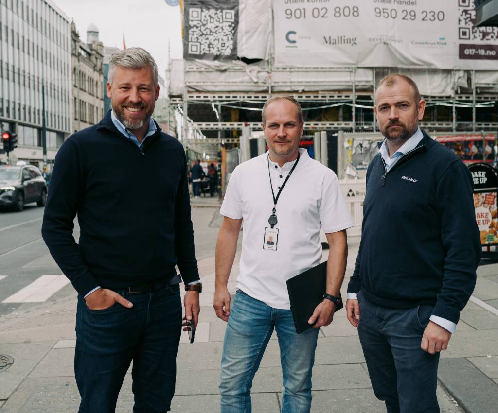 Et nytt samarbeid gjør adgangen til Entras kontorbygg mobil, sikker og sømløs. F.v. Anders Borchsenius, CEO i Welcome Workdays, Jon Anders Sæthre, teknisk rådgiver i Entra og Espen Firing, Key Account Manager ARX i ASSA ABLOY.