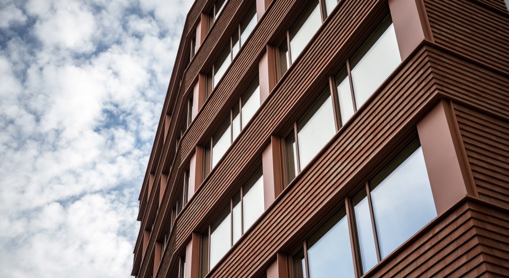 For ett år siden var dette en bortgjemt parkeringsplass. Nå huser skolen inntil 300 elever og lærere midt i Sandvika sentrum.