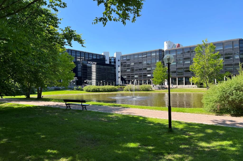 Politihuset i Sandvika med adresse Kjørboveien 33 ligger inne i Kjørboparken
