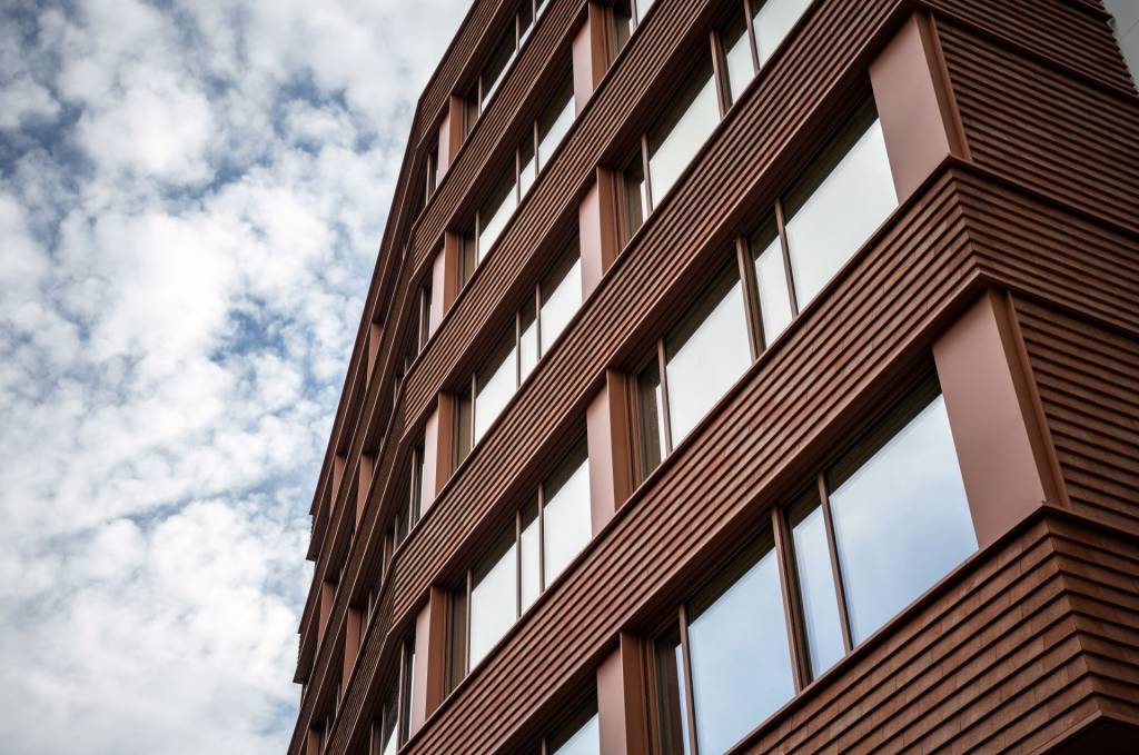 Malmskriverveien 16 er en videregående skole midt i Sandvika sentrum