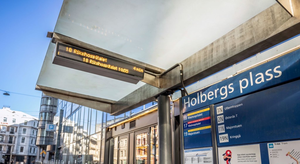 Utenfor Tullins gate 2 er det trikkestopp med flere linjer